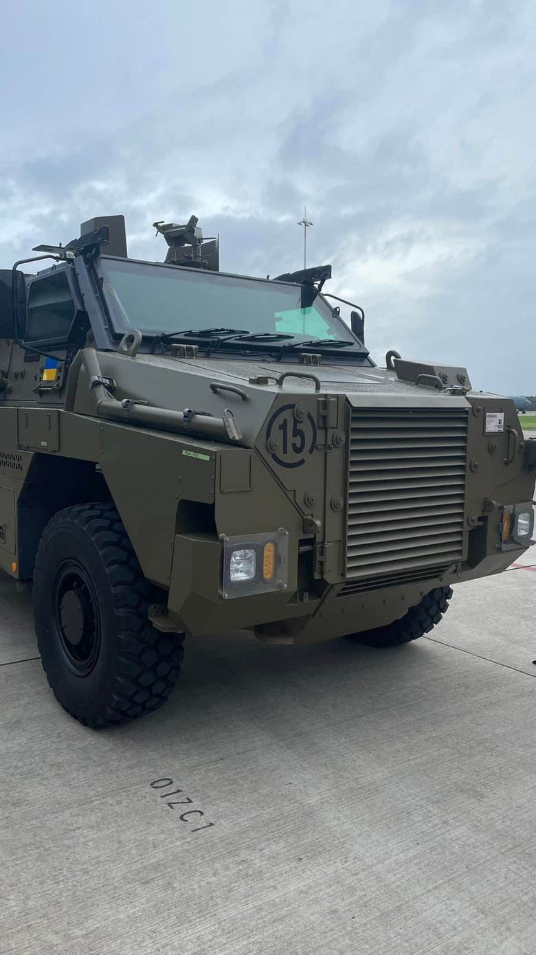 Австралия передала Украине 20 бронетранспортеров Bushmaster 02