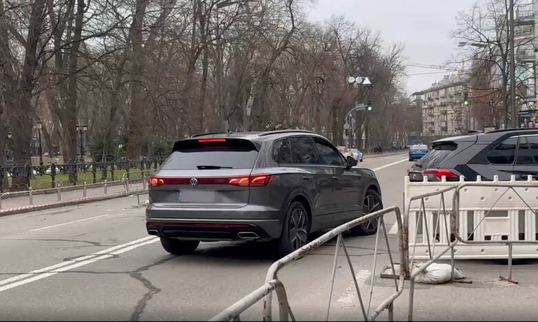 Авто депутата Василя Петьовки - Volkswagen Touareg