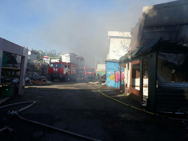У Соломянському районі Києва згоріло кілька МАФів, - ДСНС 02
