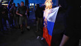 Активісти в Одесі спалили прапор РФ, виступаючи проти концерту "фанатки Путіна" Темнікової. ФОТО