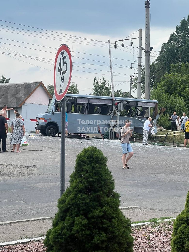 Потяг зіткнувся із маршруткою на Рівненщині: є загиблі