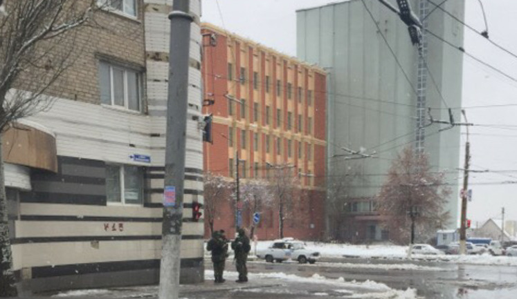СММ фіксує невстановлених озброєних осіб із білими пов'язками в центрі Луганська, - ОБСЄ. ФОТО