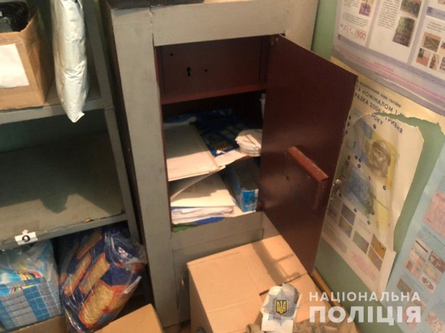 Озброєний ломакою чоловік пограбував відділення пошти в Харкові 01