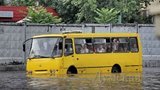 Во время одесского потопа "утонул" автобус. ФОТО
