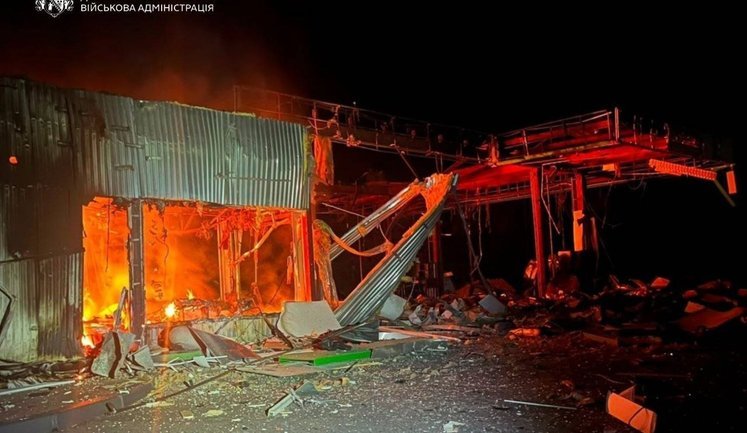 Ворог атакував три райони Дніпропетровщини: поранено двох людей, горіла АЗС. ФОТОрепортаж