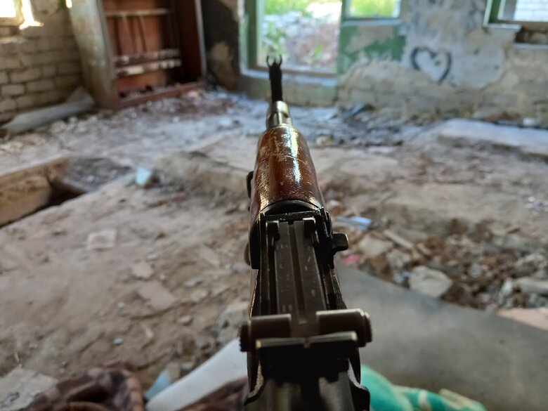 Володимир Мукан: Коли заїхали в Слов’янськ, назустріч нашій колоні військових безперестану мчали швидкі допомоги з пораненими, десь далеко було чутно вибухи. Відчувався подих війни 03