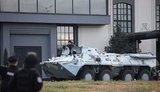 Перекрытый мост Метро в Киеве из-за угрозы взрыва террористом - к месту происшествия прибыли Аваков и Кличко. МВД задействовало бронетехнику и снайперов. ФОТО