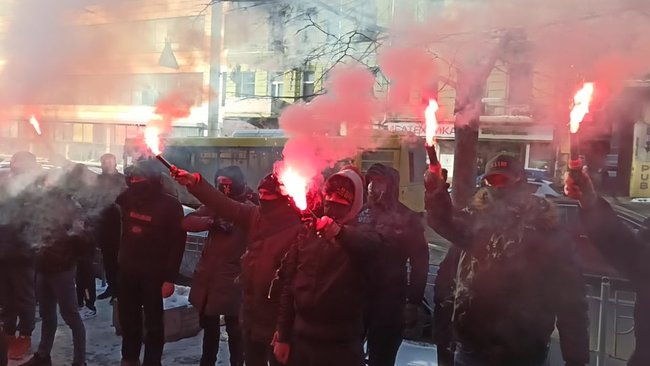 Что должен делать командир, если у него в подразделении такой черт?: под ГБР жгли файеры в поддержку арестованного комбата Лановенко 10