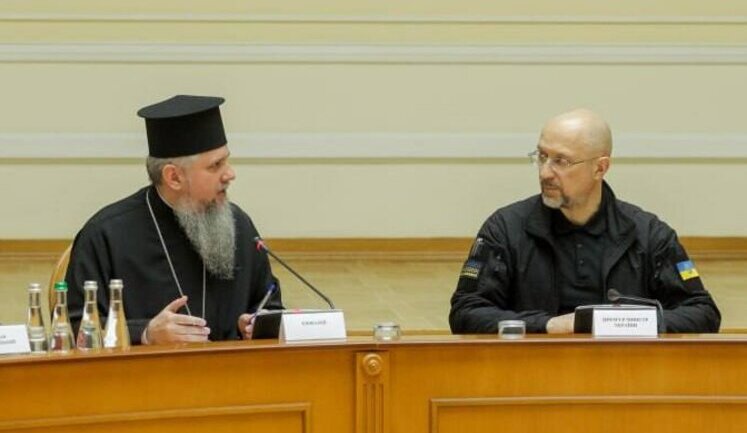 Шмигаль доручив прискорити бронювання священнослужителів. Критично важливими вже визнали 7 726 парафій та церков (оновлено)