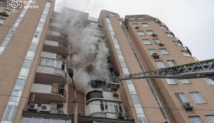 У Києві в квартирі вибухнула зарядна станція: в будинку повилітали вікна, пошкоджено авто. ФОТОрепортаж