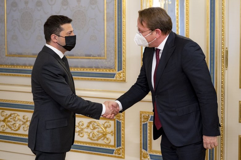 Зеленський зустрівся з єврокомісаром Варгеї: Україна продовжує реалізацію важливих економічних проєктів попри безпекові виклики 01