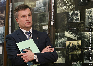 Глава СБУ Валентин Наливайченко на выставке посвященной УПА. Фото Алексея Перкина, Цензор.НЕТ