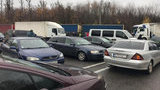 Сторонники "евроблях" продолжают блокировать два пункта пропуска на границе со Словакией