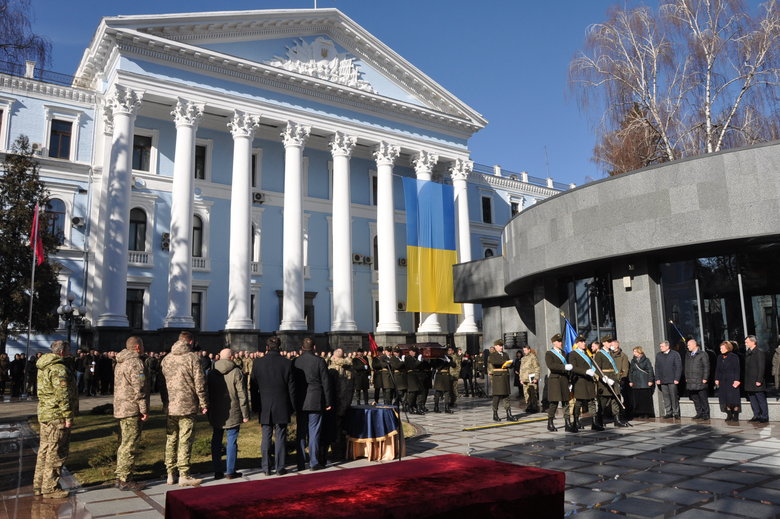 В Києві попрощалися із загиблим внаслідок російського обстрілу розвідником 30-ї ОМБр Антоном Сидоровим 11