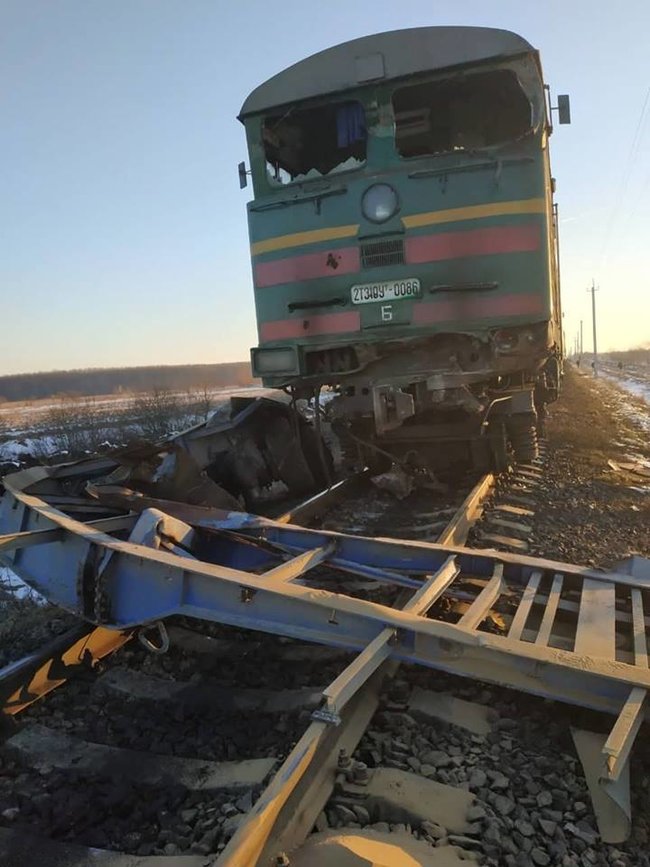Пассажирский поезд протаранил грузовик в Ивано-Франковской области 04