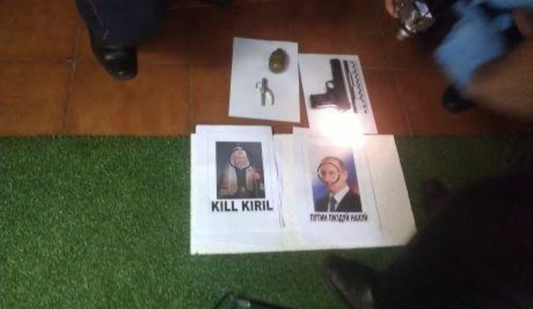 В офисе Femen нашли пистолет, гранату, фотографии Путина и Кирилла, обведенные прицелом. ФОТО+ВИДЕО