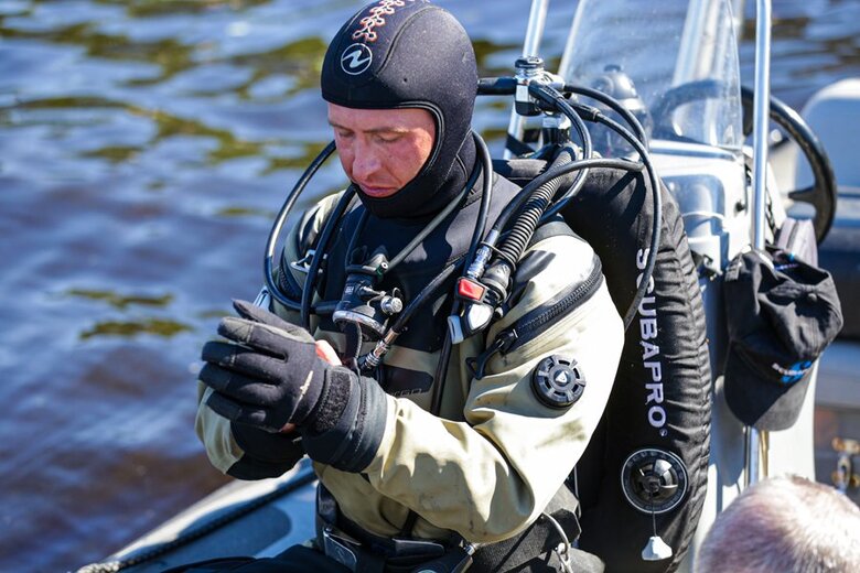 Еще один сбитый российский вертолет достали со дна Киевского водохранилища 07 Еще один сбитый российский вертолет достали со дна Киевского водохранилища 07