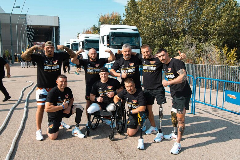 Ukrainian veterans set strongman world record 03