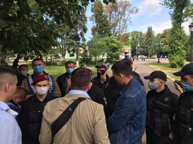 Полиция мешает экоактивистам проводить под Радой акцию в поддержку сортировки мусора: взяли в кольцо, действуют, как гопота, - Казанский 04