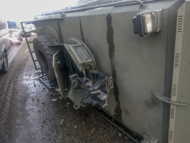 Военный бронеавтомобиль перевернулся возле метро Нивки в Киеве 02