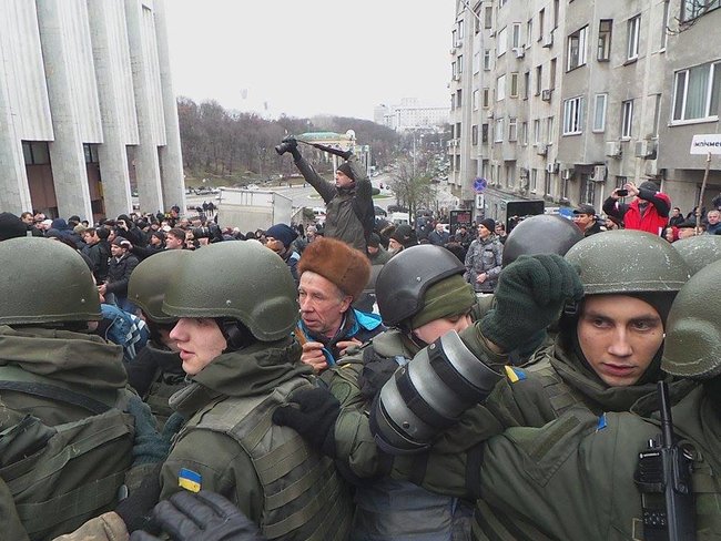 Protesters keep blocking police van with Saakashvili inside, construct barricade 15