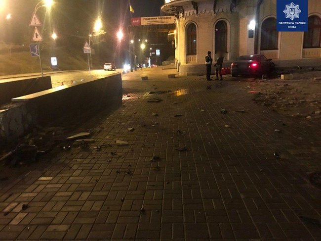 Пяний водій на Audi влетів у Національну філармонію в Києві, - патрульна поліція 02