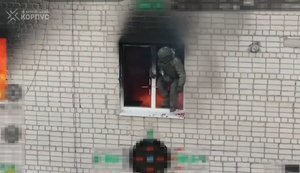 Один оккупант сдался в плен, другой выпрыгнул из окна и самоликвидировался: боевая работа 43-й ОМБр. ВИДЕО