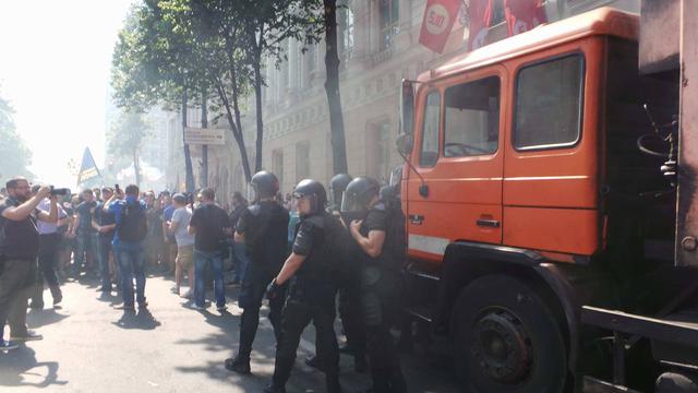 Protesters clash with police near Rada building 12