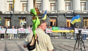 Біля Офісу Зеленського протестували проти арешту генерала Павловського і вшанували пам'ять морпіха Журавля. ВІДЕО+ФОТОрепортаж