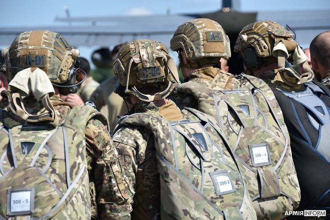 Украинские спецназовцы отработали десантирование с американского самолета МС-130 05