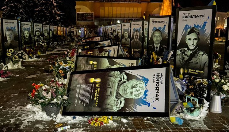 Дратують, бо нагадують про війну: Жінка повалила портрети загиблих Героїв у Рівному. Її затримано, - Нацполіція. ФОТОрепортаж