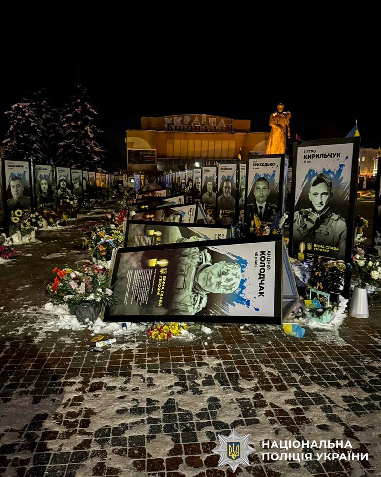 Жінка повалила портрети загиблих Героїв у Рівному