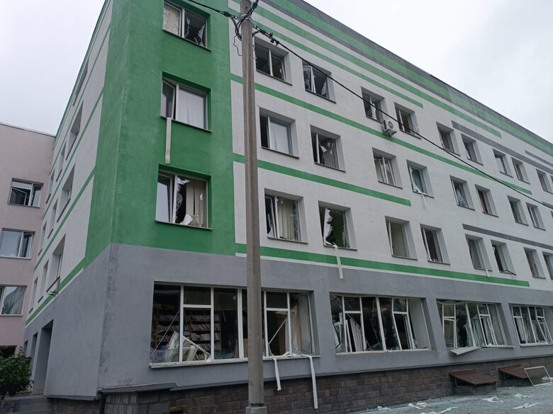 В Киеве повреждены три медучреждения