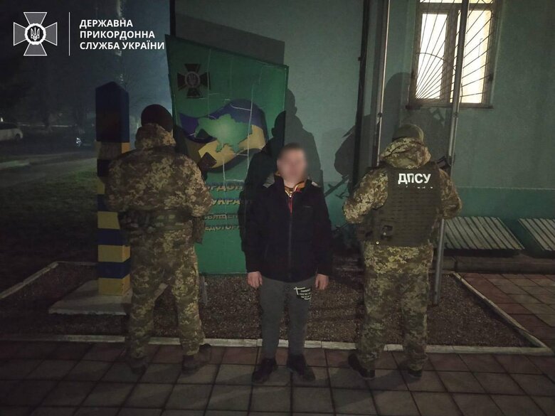 Четверо чоловіків намагалися дістатися Угорщини на гумовому човні, обклеєному пінопластом, - ДПСУ 04 Четверо чоловіків намагалися дістатися Угорщини на гумовому човні, обклеєному пінопластом, - ДПСУ 04