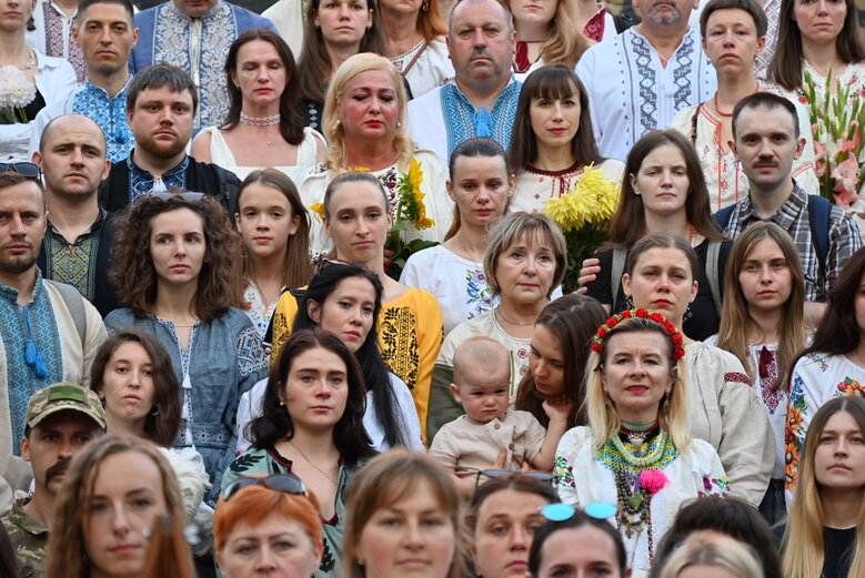 У Києві вшанували пам’ять Андрія Бабінського - воїна 80-ої ОДШБр та засновника Мегамаршу у вишиванках 10