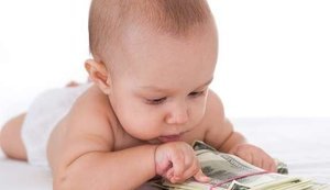 Майже 82 тис. родин уже отримують виплати по догляду за дитиною до 1 року: як подати заявку?