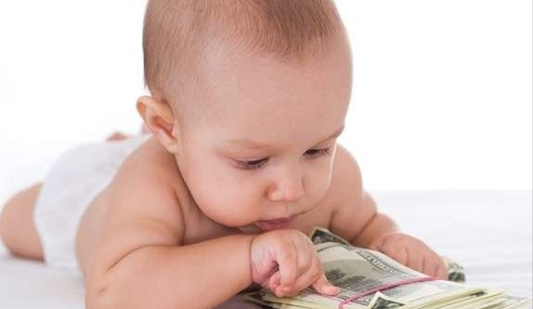 Майже 82 тис. родин уже отримують виплати по догляду за дитиною до 1 року: як подати заявку?