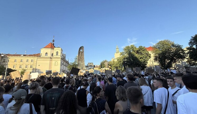 Более тысячи человек вышли на акцию против законопроекта №12414 во Львове: площадь у памятника Шевченко не вмещает всех. ВИДЕО+ФОТО