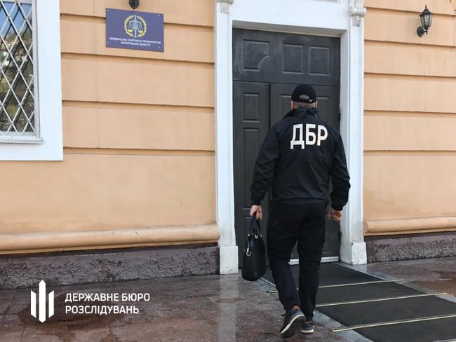 В Бердянске прокурор попался на взятке 4 тыс. долл. за смягчение обвинения, - ГБР 01