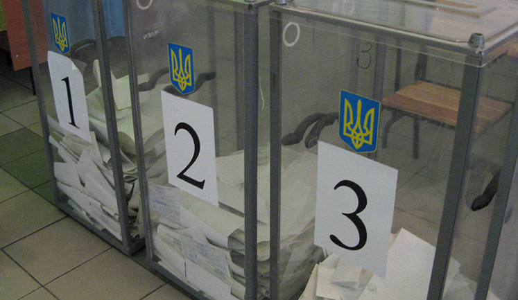 З парламентських перегонів у мажоритарних округах вибули 136 претендентів-"клонів" і порушників. ІНФОГРАФІКА