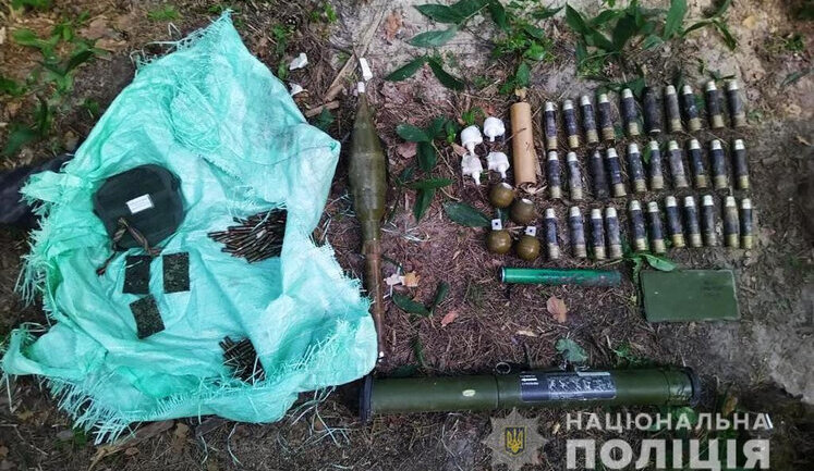 Правоохранители обнаружили в Ворзеле арсенал оружия, спрятанный россиянами. ФОТОрепортаж