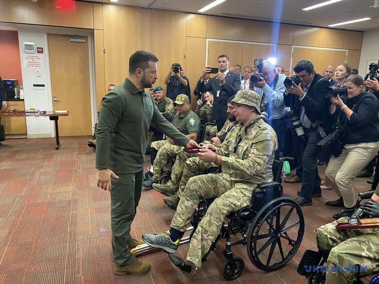 Зеленський відвідав українських військових, які проходять лікування та реабілітацію у США 02