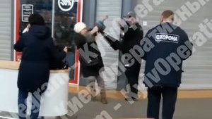 Поліцейського, який вдарив жінку в столичному супермаркеті, звільнили, - Нацполіція