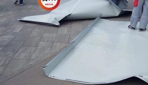 Shopping mall roof section falls on passers-by on Kyiv’s crowded street. VIDEO&PHOTOS
