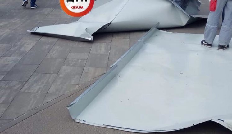 Shopping mall roof section falls on passers-by on Kyiv’s crowded street. VIDEO&PHOTOS