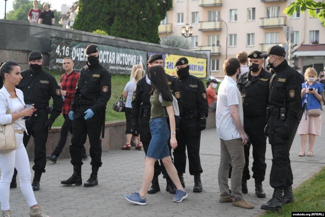 Полиция начала задерживать митингующих активистов в разных городах Беларуси 03