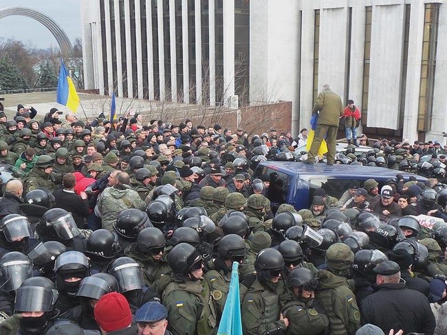 Автомобіль зі Саакашвілі заблоковано, поліція спробувала прорватися, але безуспішно, застосовується газ 02