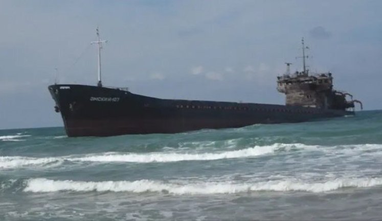 Russian dry cargo ship attacked by drone drifted towards Turkey and ran aground near Istanbul. VIDEO