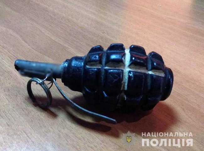 Пьяный киевлянин угрожал взорвать ЖЭК учебной гранатой 02