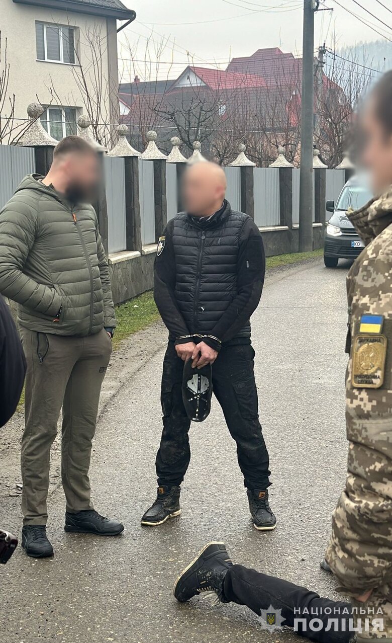 На Закарпатті затримано псевдополіцейського та його спільника, які допомагали незаконно виїжджати за кордон